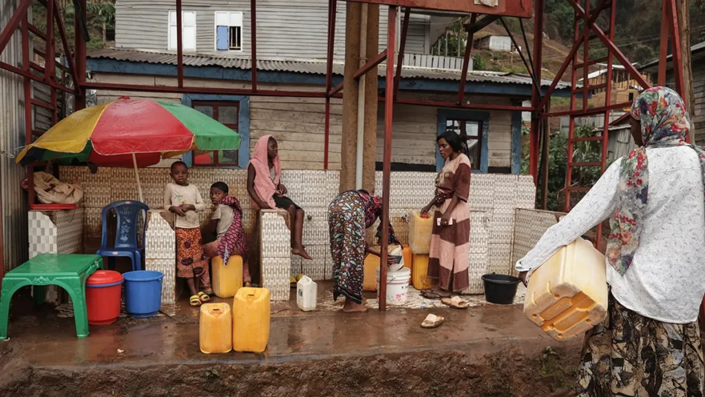 Uno de los sitios de cloración de agua apoyados por MSF cerca del río Ruzizi, en la provincia de Kivu Sur, RDC. Estos puntos de suministro se desinfectan para proporcionar agua potable segura y prevenir la transmisión del cólera.