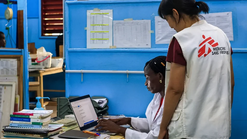 Desde el departamento de urgencias pediátricas, las doctoras Anaïs Kale-Mea-Kale y Kana Yamada presentan un caso a la plataforma de telemedicina.