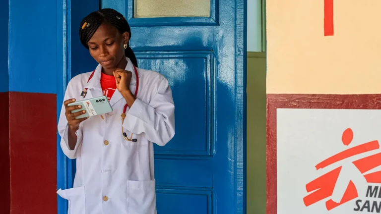 La Dra. Anaïs Kale-Mea-Kale revisa los resultados médicos utilizando la aplicación móvil del servicio de gestión de casos de telemedicina en la entrada de la planta pediátrica del Hospital Carnot.