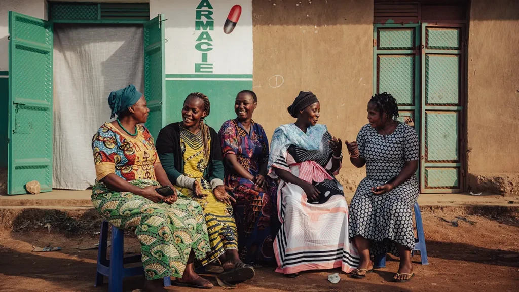 Florence Dorcasse (segunda desde la izquierda) junto con MSF, organiza sesiones de conciencientización para mujeres en las instalaciones de la asociación en Matalata, al este de Bunia, RDC.