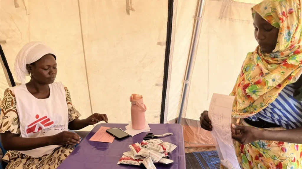 Distribución de Plumpy'Nut en la clínica móvil Un trabajador comunitario de MSF distribuye Plumpy'Nut, un alimento terapéutico listo para usar (RUTF), a una madre en la clínica móvil instalada en el centro de tránsito de Adémour, en la provincia de Sila, Chad.