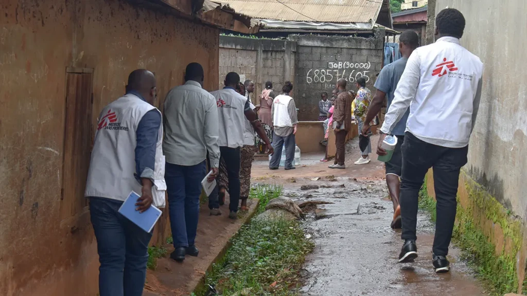 El equipo de MSF y los miembros de la comunidad visitan puntos de agua que MSF ha rehabilitado en Djoungolo. Yaundé, Camerún, julio de 2026.