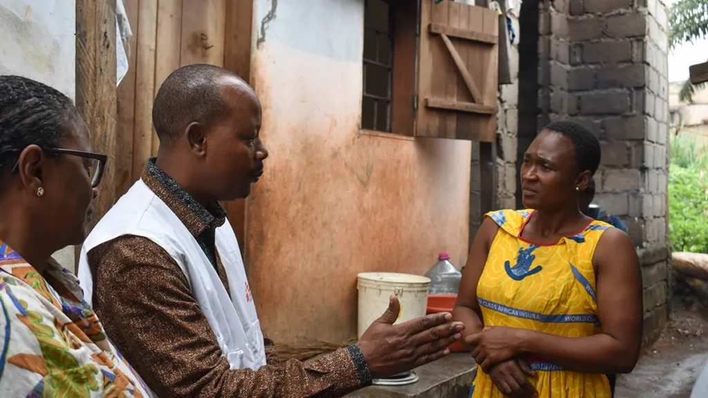 El personal de MSF conversa con una residente en Djoungolo para supervisar el progreso del proyecto de prevención del cólera. Yaundé, Camerún, julio de 2026.