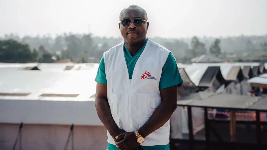 El Dr. Olivier es trabaja en el Centro de Tratamiento del Ébola Elikya en Bunia, apoyado por MSF desde el inicio del brote. 