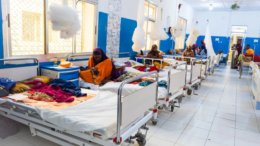 Los niños ingresados por desnutrición aguda grave reciben atención hospitalaria en el centro de alimentación terapéutica para pacientes ingresados (ITFC) del Hospital Regional Bay, apoyado por MSF en Baidoa, Somalia. 