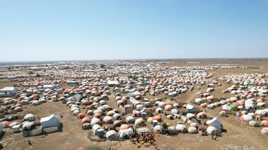 Vista aérea muestra campos de desplazados internos en el barrio Wadajir de Baidoa, Somalia.