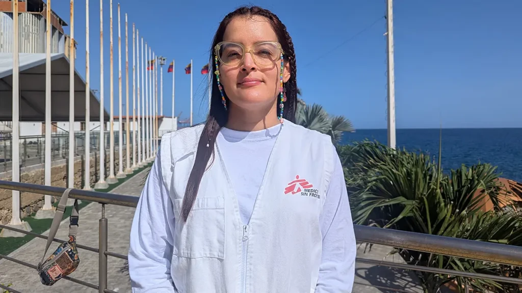 La psicóloga de MSF Natalia Tapiero fuera de la morgue temporal en el puerto de "Los Silos" en La Guairá, Venezuela.