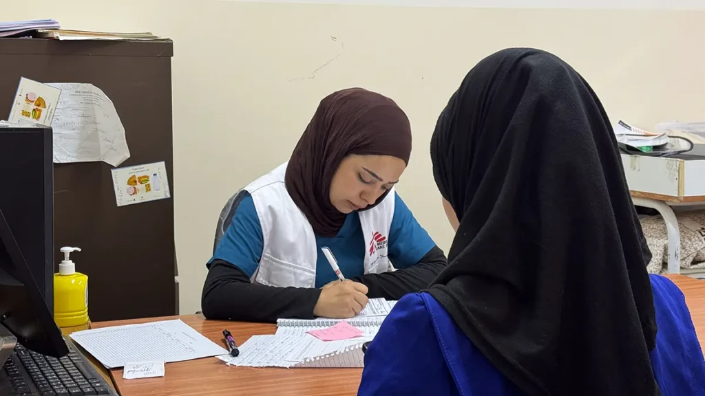 Un personal de MSF atiende a un paciente durante una clínica móvil en Khallet Al Mai, Hebrón, Cisjordania.