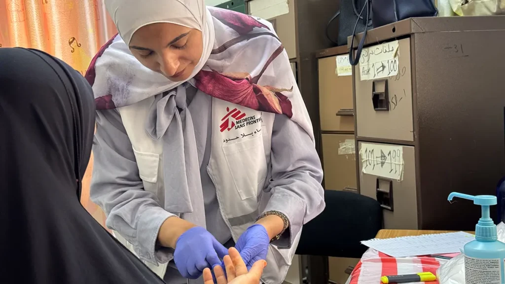 Personal de MSF atiende a un paciente durante una clínica móvil en Khallet Al Mai, Hebrón, Cisjordania.