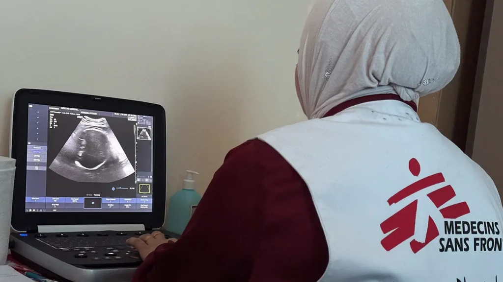 Personal de MSF inspecciona la ecografía de un paciente durante una clínica móvil en Khallet Al Mai, Hebrón, Cisjordania. Territorio palestino ocupado.