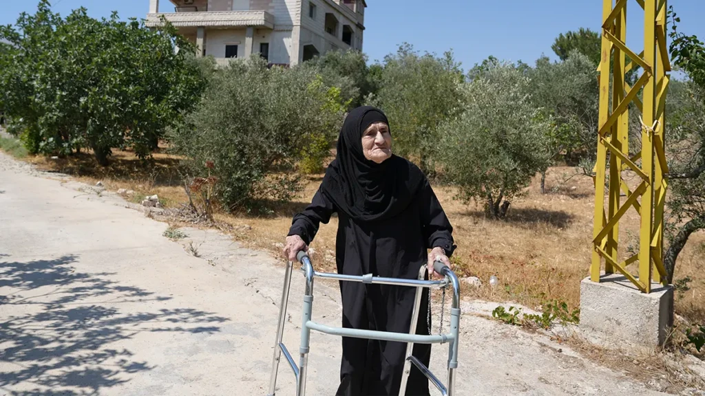 Zahra Abbas Mohamad Ali fue desplazada de su hogar en Yohmor junto con 18 familiares. Un equipo de MSF la visitó en casa y le proporcionó medicación y artículos esenciales.