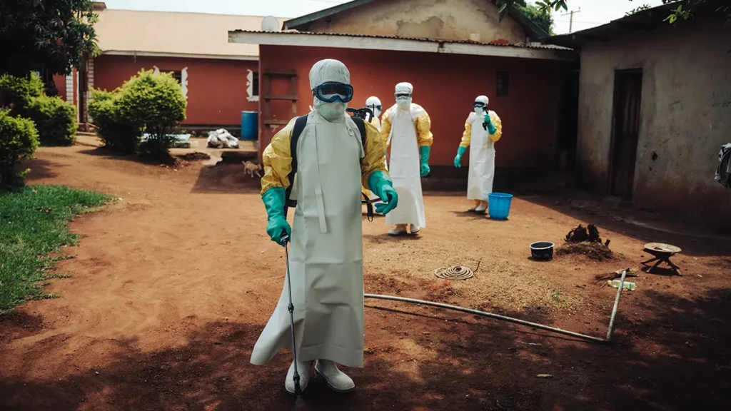 Los equipos de descontaminación están visitando la casa de un paciente que está siendo tratado en el centro de tratamiento de ébola Elikya. Ha dado positivo por el virus Bundibugyo.