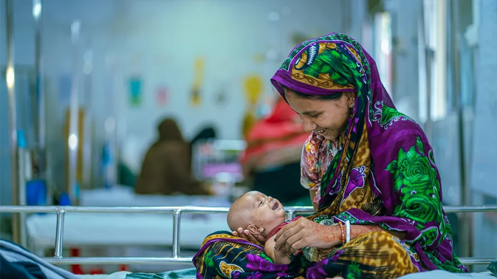 Mina Bala está sentada con su hija de dos meses, Misti Foti, en el hospital de MSF en Kutupalong. Bangladesh.