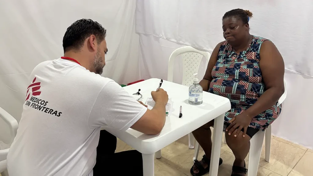 Yolima Angulo, de 41 años, recibe atención médica del Dr. Edwar Garzón en la clínica móvil de MSF. La casa de Yolima se derrumbó durante el terremoto en el barrio de Lleras en Buenaventura.