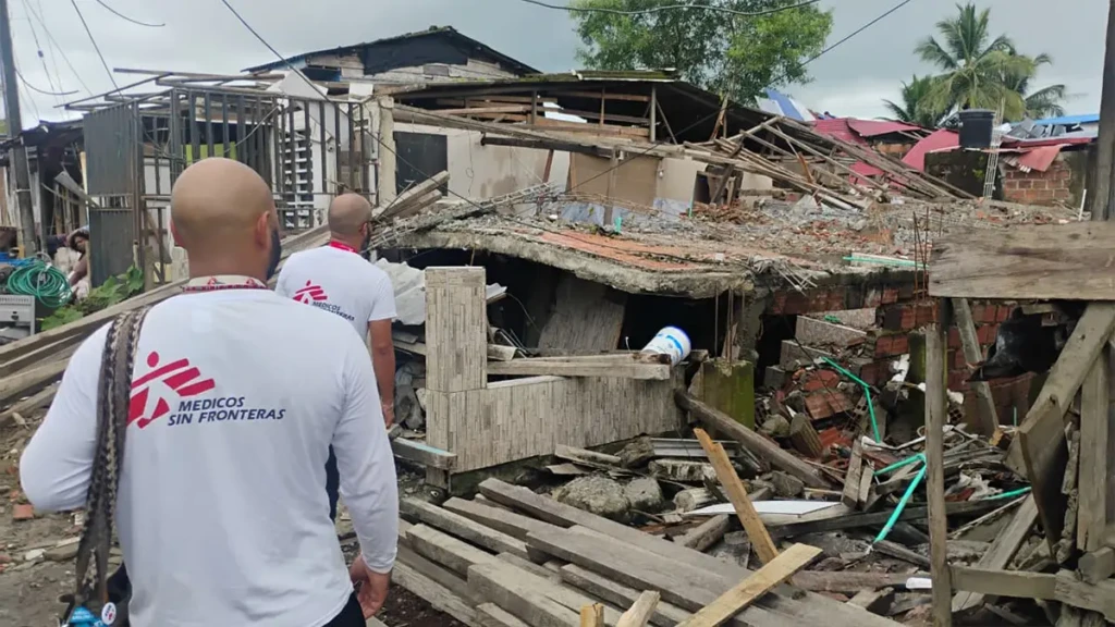 Daniel Bruce y David García, miembros del equipo de MSF, realizan una evaluación de necesidades en el barrio Alberto Lleras, una de las zonas más afectadas por el terremoto en Buenaventura. Decenas de viviendas se han derrumbado y cientos más han sufrido graves daños.