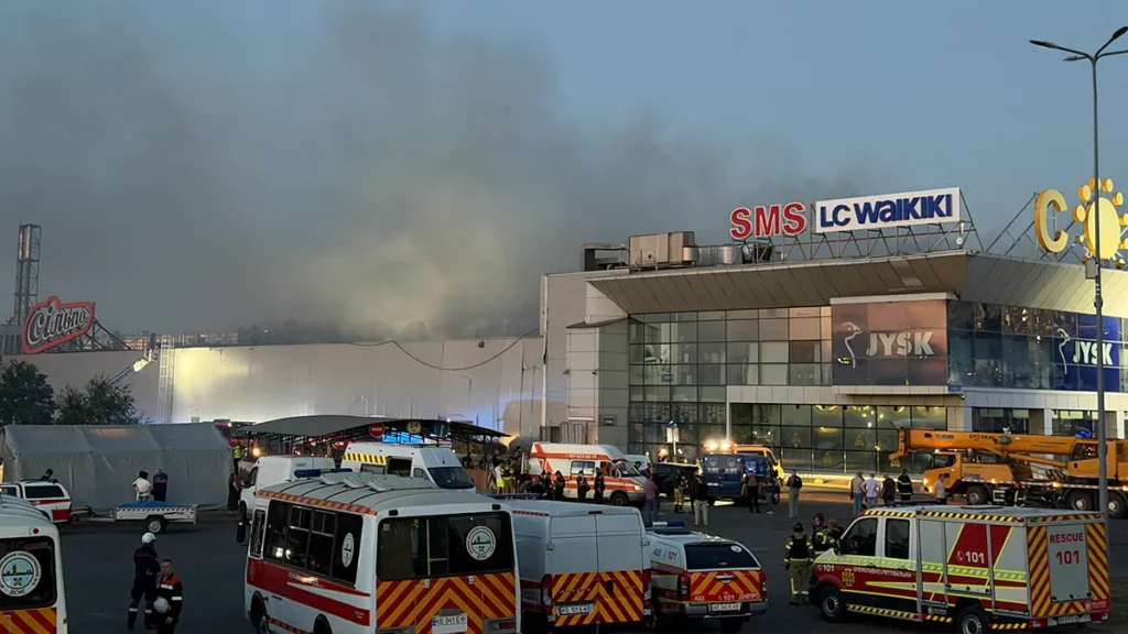 La tarde del 21 de agosto, mientras la población regresaba a casa del trabajo, las fuerzas rusas atacaron con drones uno de los centros comerciales más grandes de Kryvyi Rih, en la región de Dnipropetrovsk.