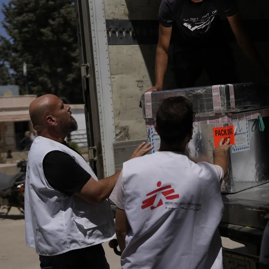 Los equipos de farmacia y logística de MSF reciben suministros médicos en el Hospital Nacional de Nawa; dichos suministros forman parte del apoyo de MSF al hospital. © Oday Alshobaki/MSF