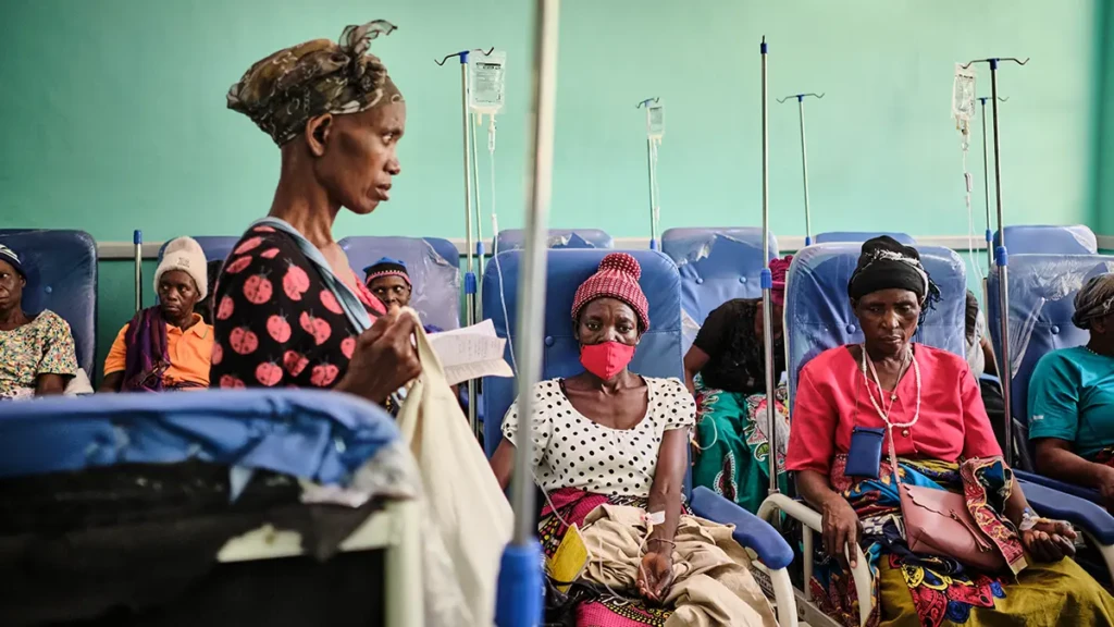 Un grupo de mujeres durante una sesión de quimioterapia en la sala 4B del hospital Queen Elizabeth en Blantyre. Malawi, octubre de 2023.