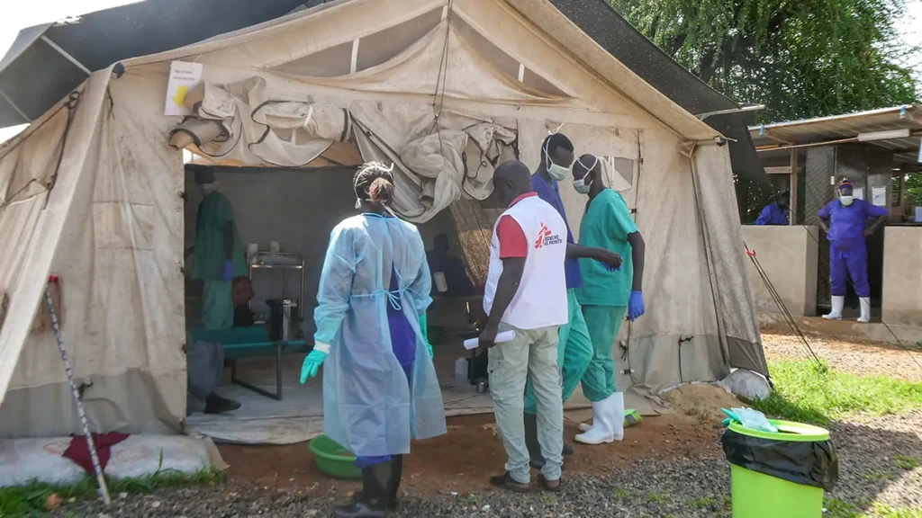 Personal médico de MSF frente a una de las tiendas de la unidad de tratamiento de cólera en Abyei.