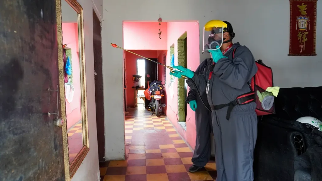 Un miembro de Médicos Sin Fronteras (MSF) aplica el método TIRS en el interior de una de las viviendas que aceptaron implementar esta estrategia.