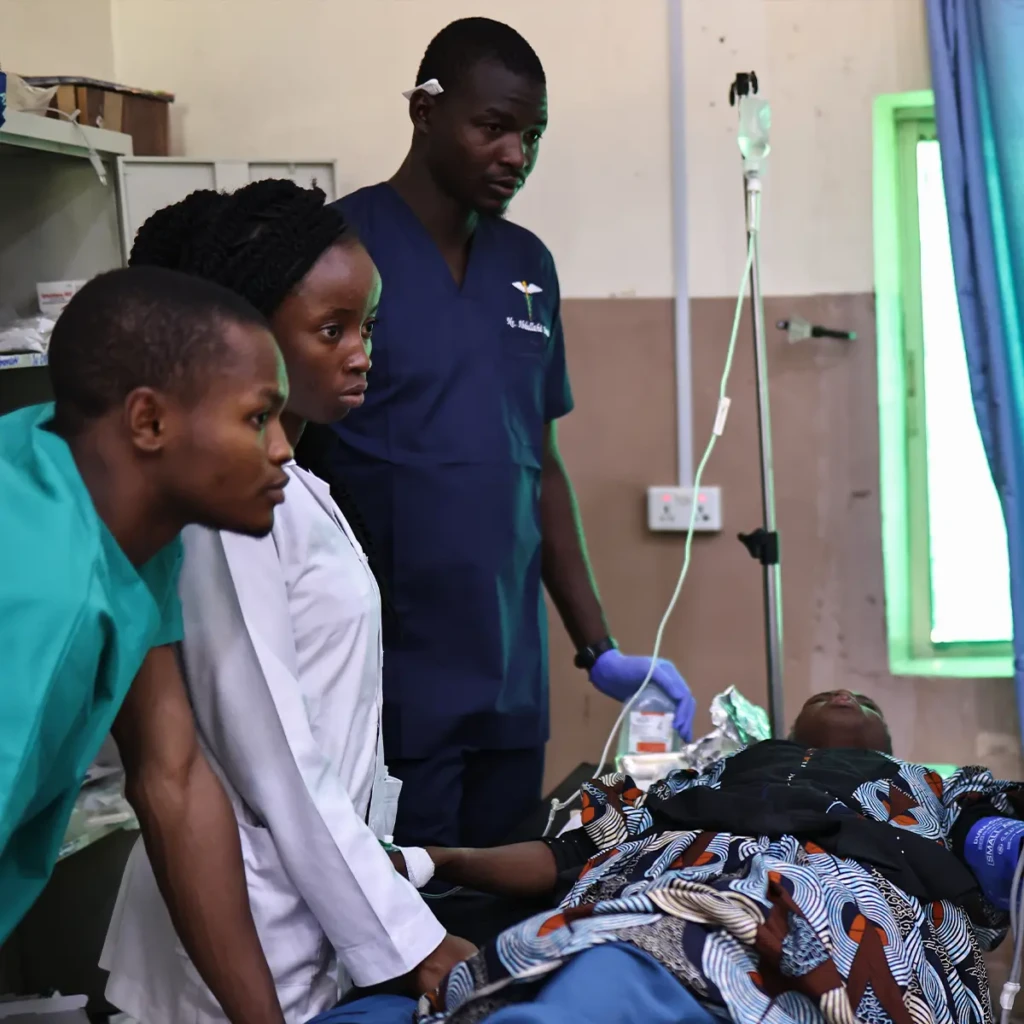Un equipo médico de MSF y del Ministerio de Salud presta atención de emergencia a un paciente ingresado en la unidad de Accidentes y Emergencias, financiada por MSF