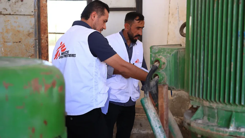 Equipo de agua y saneamiento de MSF, evalúan las necesidades de las estaciones de agua afectadas por las inundaciones en la Gobernación de Raqqa.