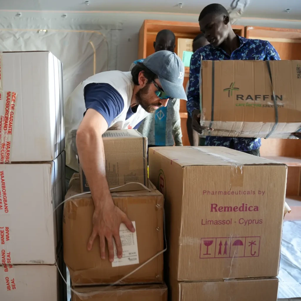 Un equipo de MSF organizando suministros en Chad.
