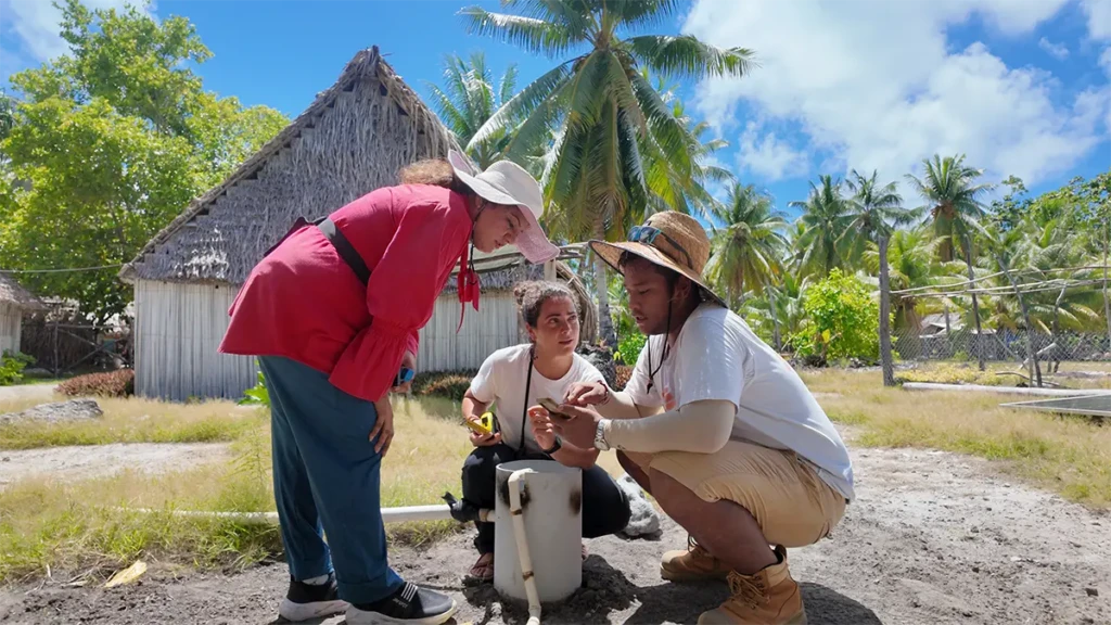 El equipo de agua y saneamiento (WASH) de MSF investiga el estado del pozo y la bomba en la escuela primaria Tabontebike en Abaiang, Kiribati.