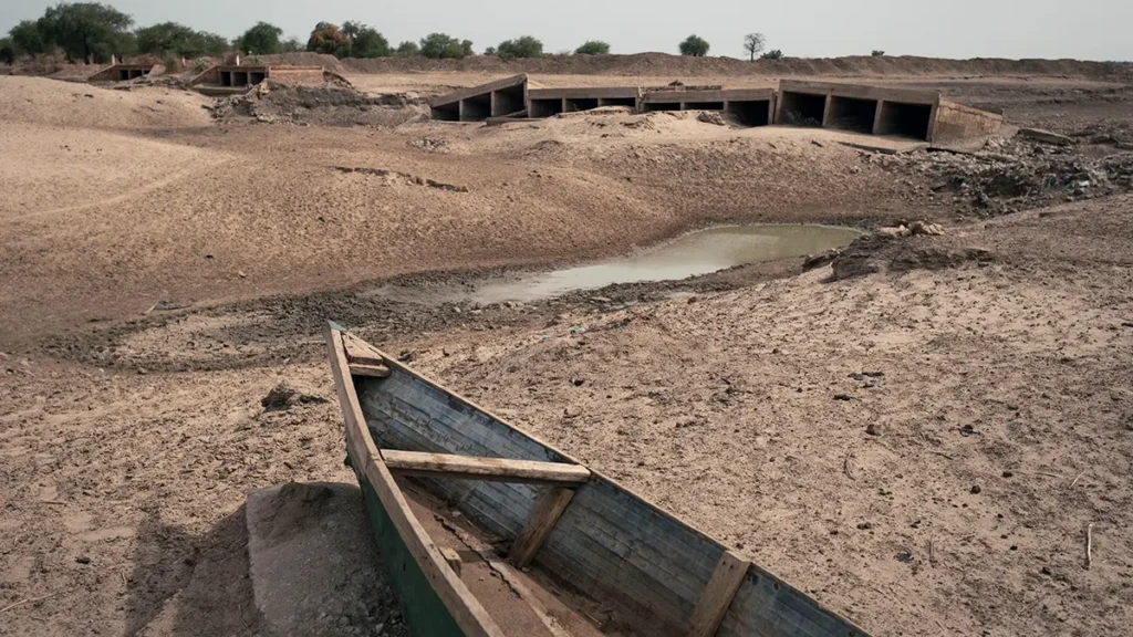 Un río seco y un puente destruido en la entrada de Am Timan.