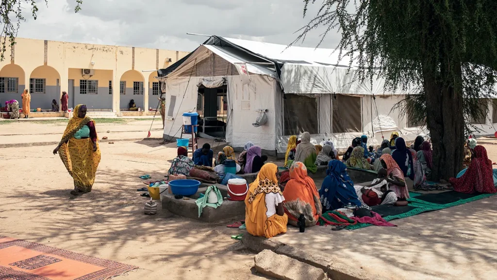 Cuidadores en el patio del Hospital Am Timan, cerca del centro terapéutico de alimentación apoyado por MSF.