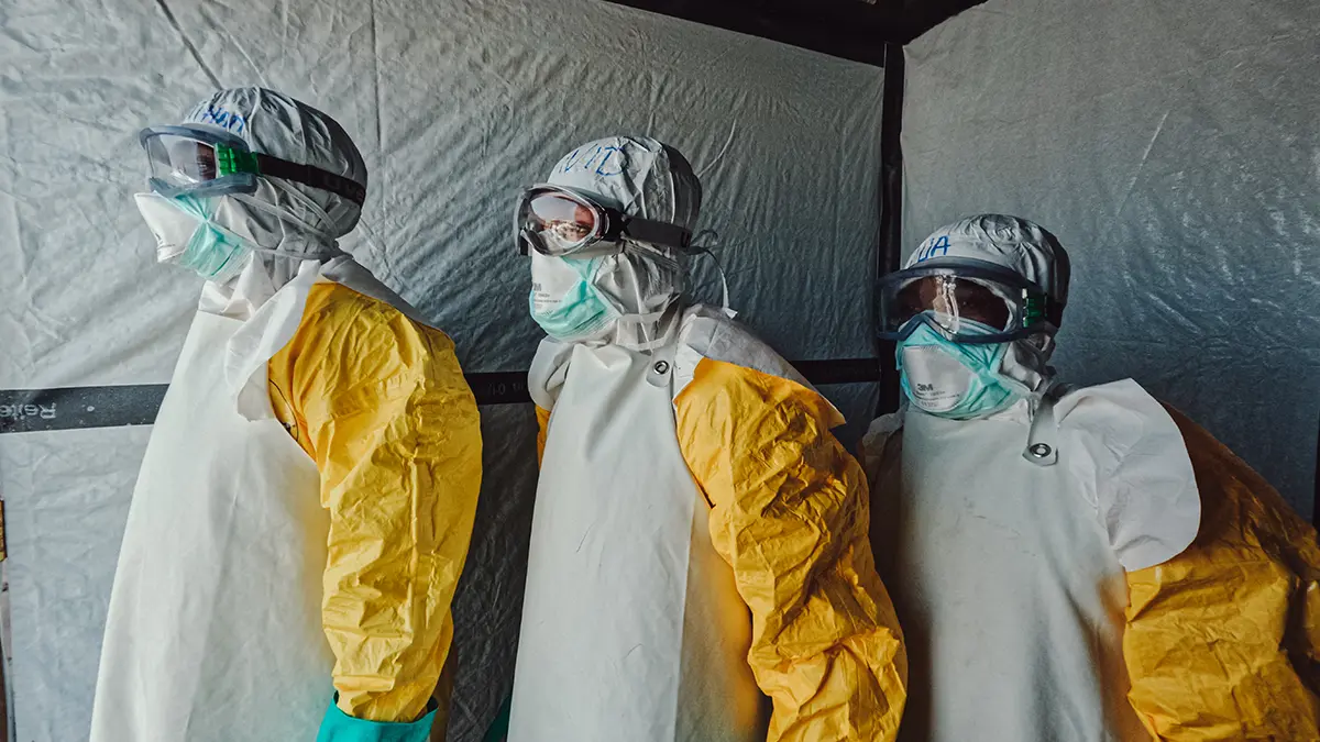 El equipo de observa cómo un ataúd sale del centro de tratamiento de ébola Elikya. República Democrática del Congo, julio de 2026.
