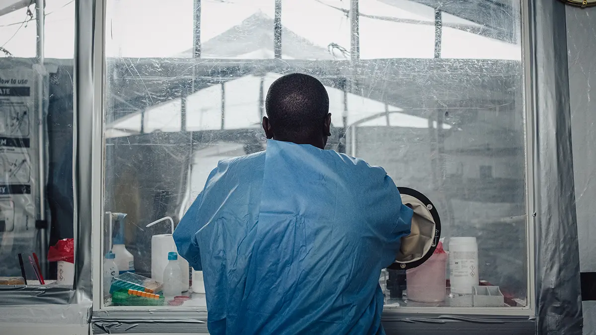 Déo, un trabajador de la salud trabaja en el laboratorio dentro del centro de tratamiento de ébola Elikya. República Democrática del Congo.