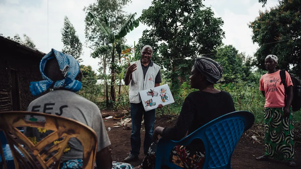 Un miembro del personal de MSF sensibiliza sobre temas de salud entre los miembros de la comunidad en Bunia. República Democrática del Congo.