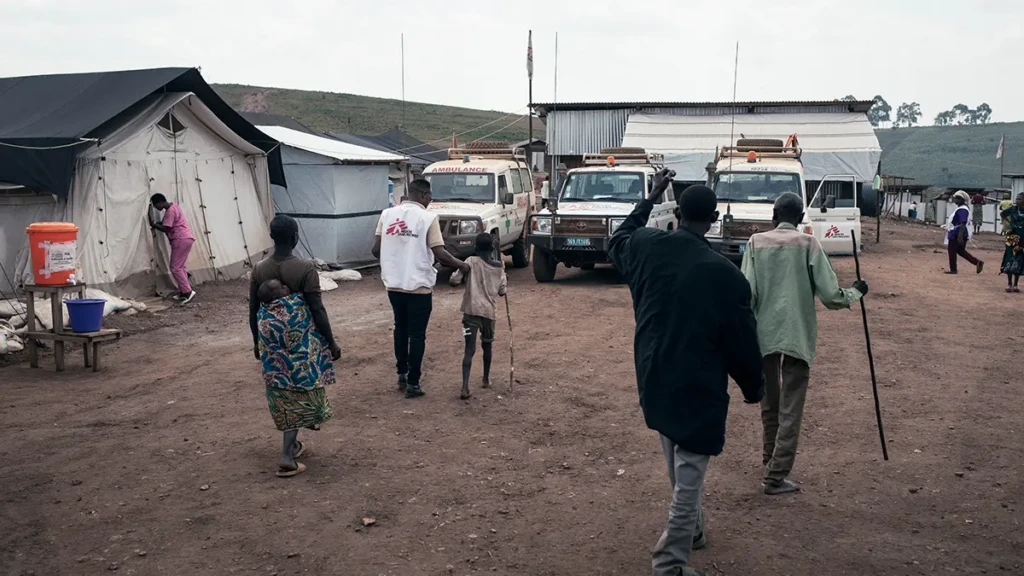 Vista desde el interior del puesto de salud de MSF en el campo de personas desplazadas internos de Plaine Savo, RDC.