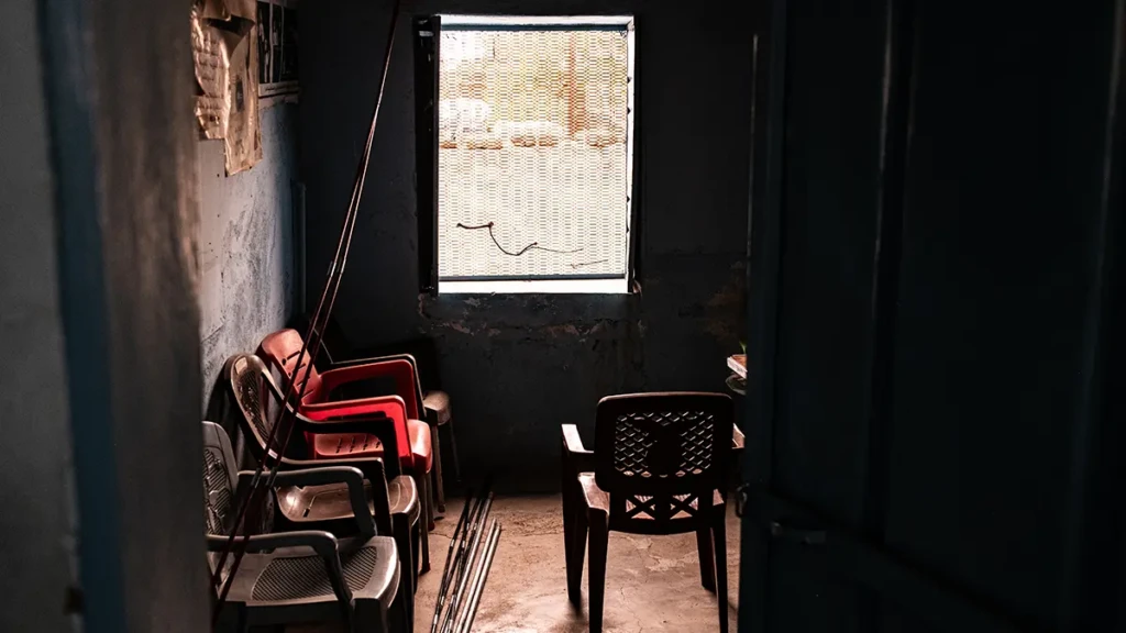 Un dormitorio vacío en un centro de salud en el campo de desplazados internos de Hamidya, en Zalingei, Darfur. Este centro es uno de muchos que se han quedado sin brindar servicios debido a los recortes en la financiación internacional.
