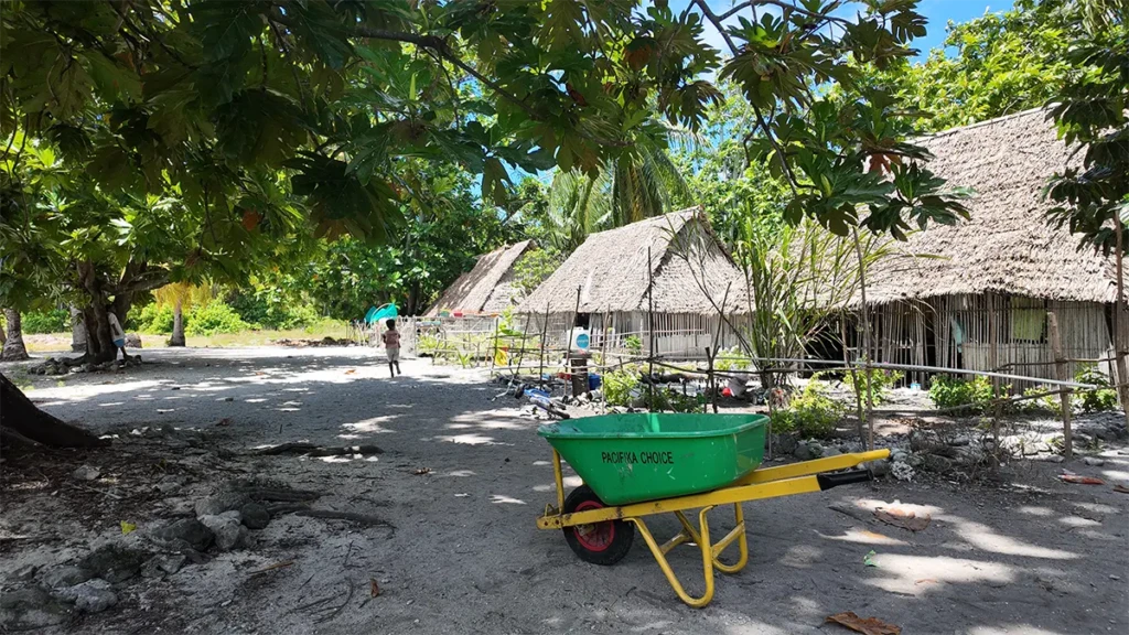 El equipo de agua y saneamiento (WASH) de MSF visita la escuela primaria Tabontebike en Abaiang, Kiribati.