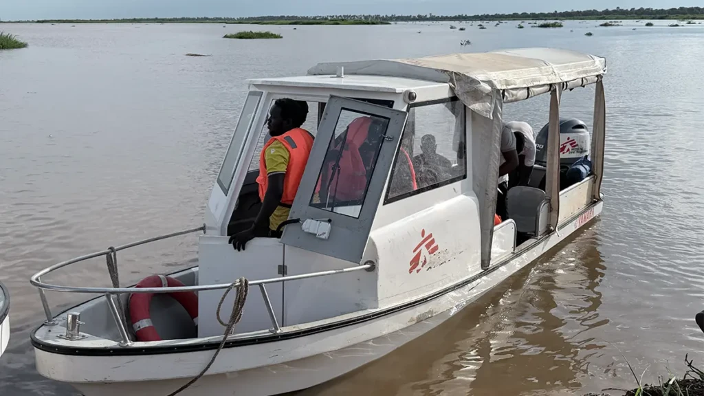 El barco se utiliza para transportar equipos de apoyo a pueblos remotos a lo largo de los ríos en el estado del Alto Nilo y para recoger a pacientes que necesitan derivación a atención especializada.