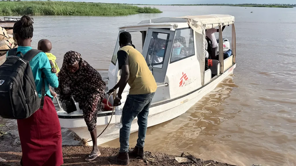 Un nuevo grupo de trabajadores de la salud llega en barco de MSF a Malakal para capacitarse.