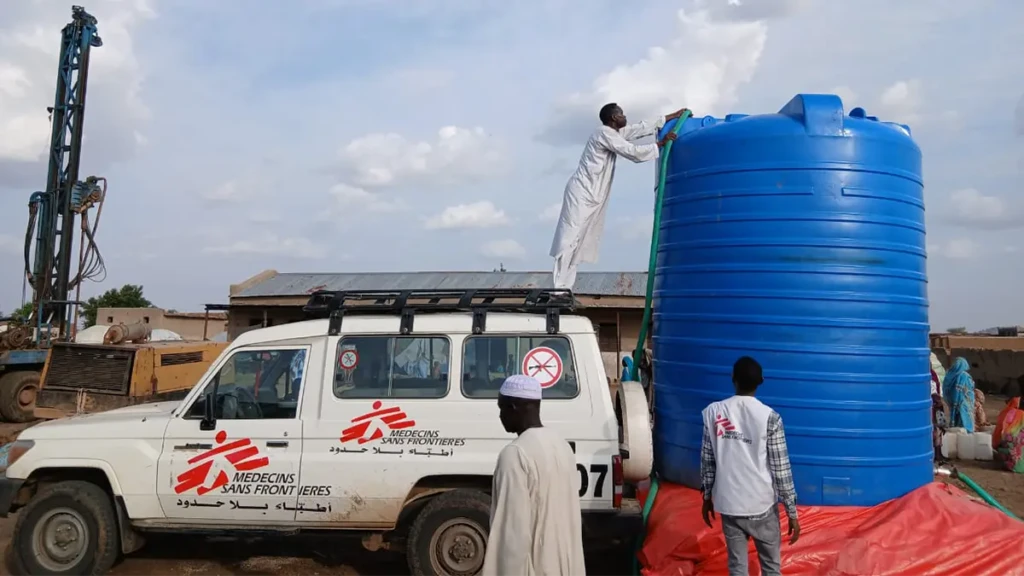 Durante la fase inicial de la respuesta de MSF en Abu Jubayhah, en el estado de Kordofán del Sur, se instala un depósito de agua en los campamentos de Al-Safa. Sudán, agosto de 2026.