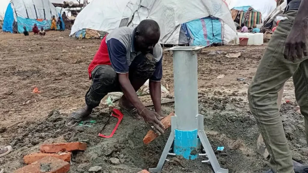 Un equipo realiza trabajos de cimentación y protección en un pozo en los campos de Al-Safa, Abu Jubayhah, para poner en funcionamiento el sistema de agua. Estado de Kordofán Sur, Sudán, agosto de 2026.