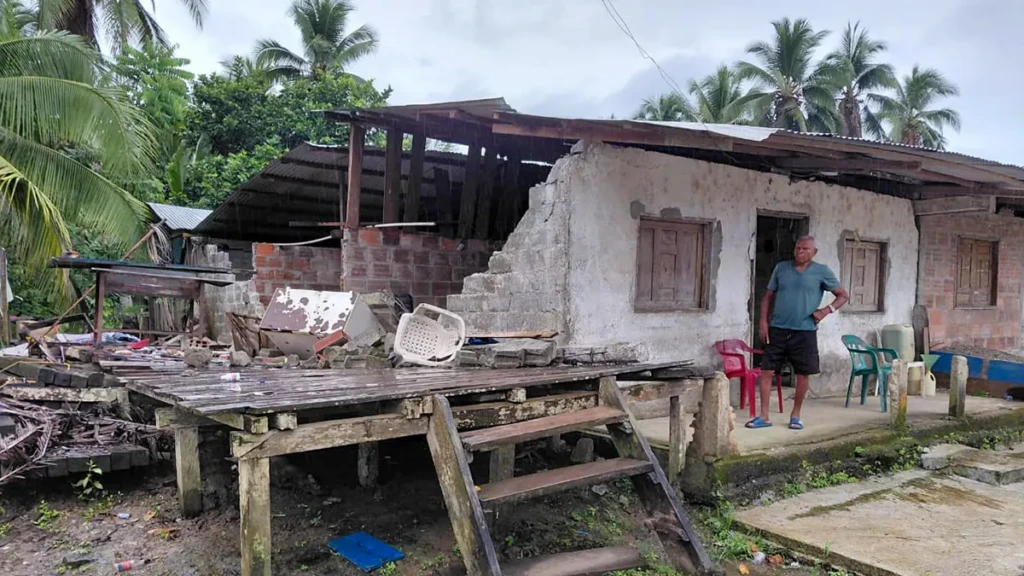 Casa afectada por el terremoto y las inundaciones en Medio Baudó, Chocó.