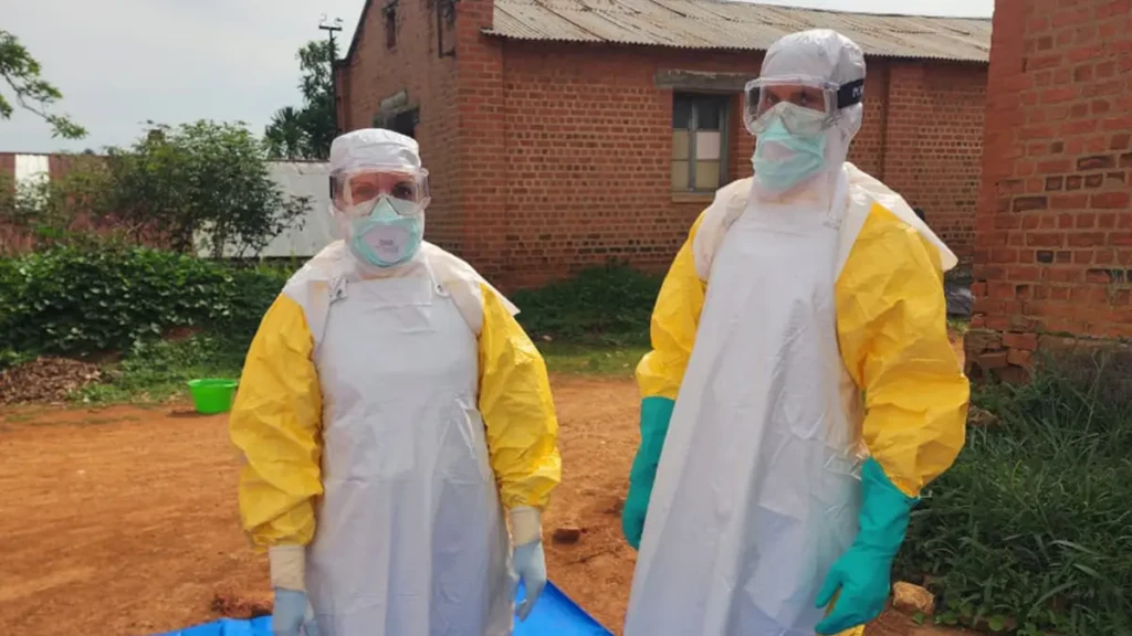 Martina Marchiò, enfermera de MSF y una compañera llevan equipo de protección individual (EPP) mientras trabajan en el proyecto de Ébola en Ituri, RDC.
