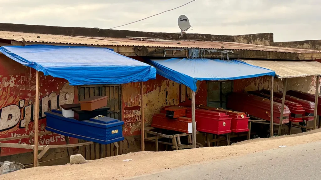 Ataúdes vacíos están expuestos a la venta a lo largo de una carretera en Bunia, Ituri, en la República Democrática del Congo.