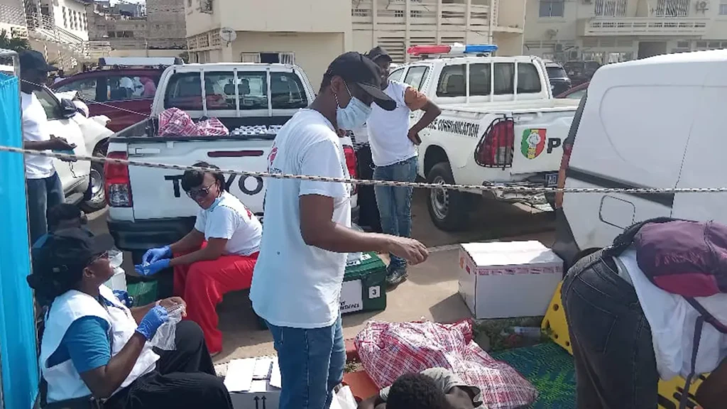 Equipo de MSF brinda apoyo médico a migrantes en situación de vulnerabilidad que llegaron a Dakar, Senegal.