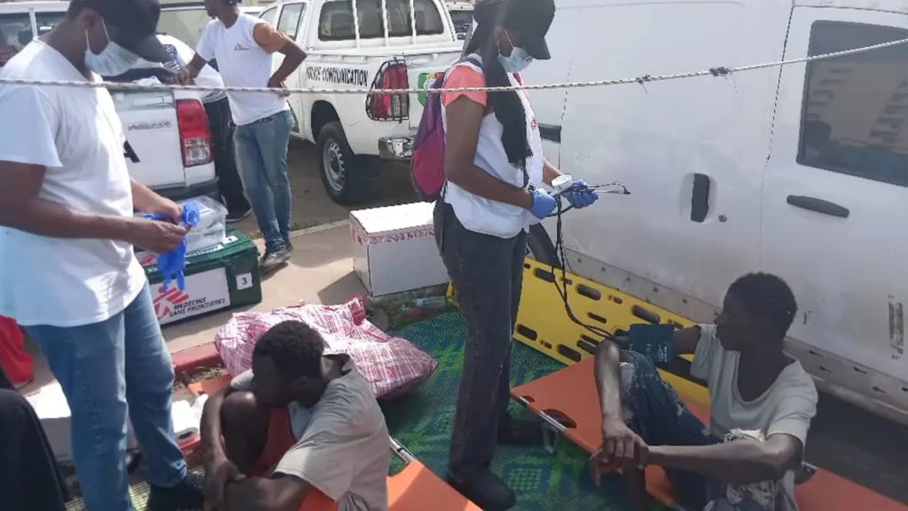 Equipo de MSF brinda apoyo médico a migrantes en situación de vulnerabilidad que llegaron a Dakar.