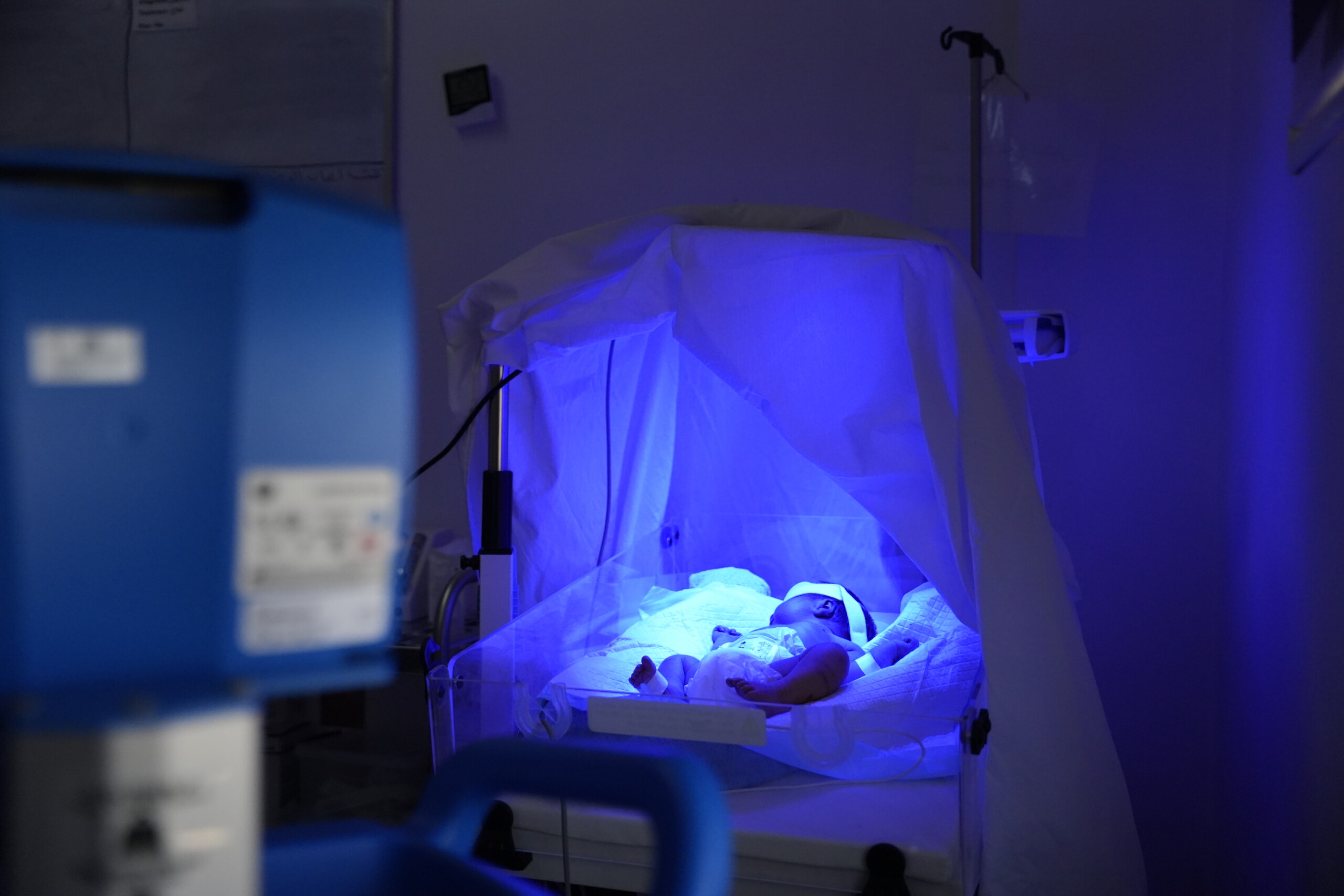 Un recién nacido recibe atención en la unidad de neonatología del Hospital Nacional de Nawa. MSF brinda apoyo a los servicios de neonatología del hospital. © Oday Alshobaki/MSF