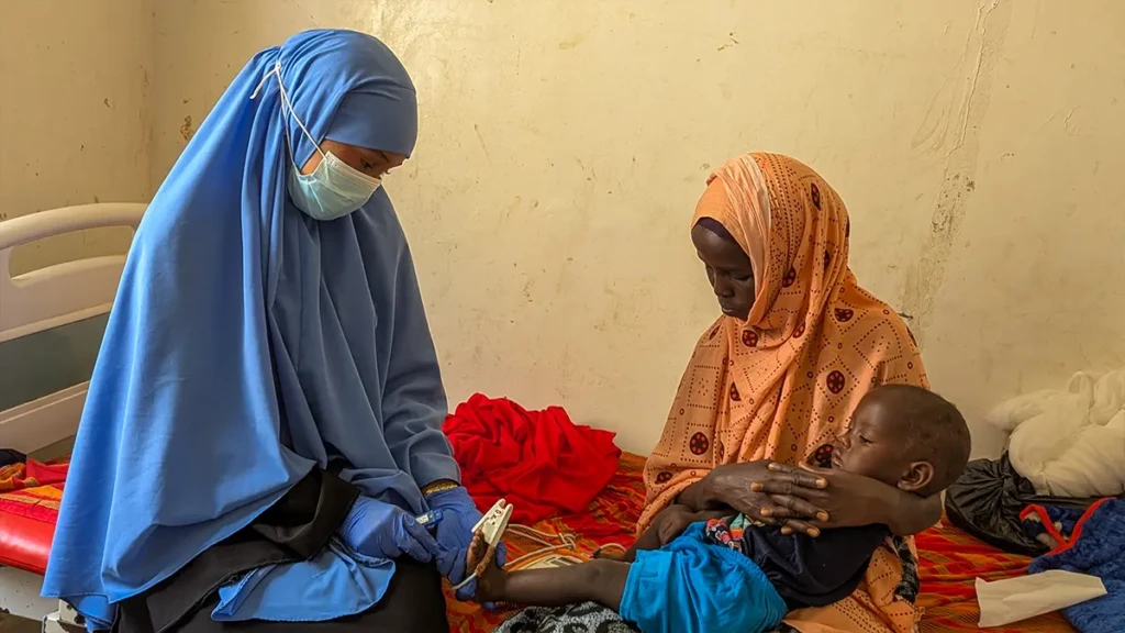 Hawa Abdisalam tiene cuatro hijos. Dos de ellos están hospitalizados en Galkayo. Una es tratar por desnutrición. La otra está en la sala de difteria.