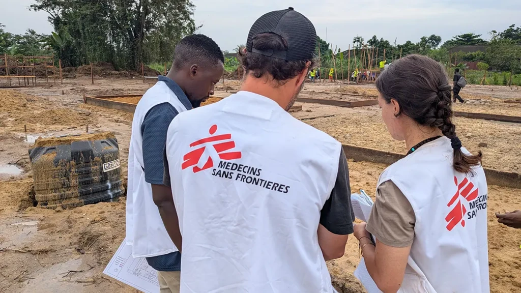 Logistas de MSF trabajan en la construcción de «Meteo», el nuevo centro de tratamiento del ébola en Kisangani, provincia de Tshopo, el 19 de agosto de 2026.