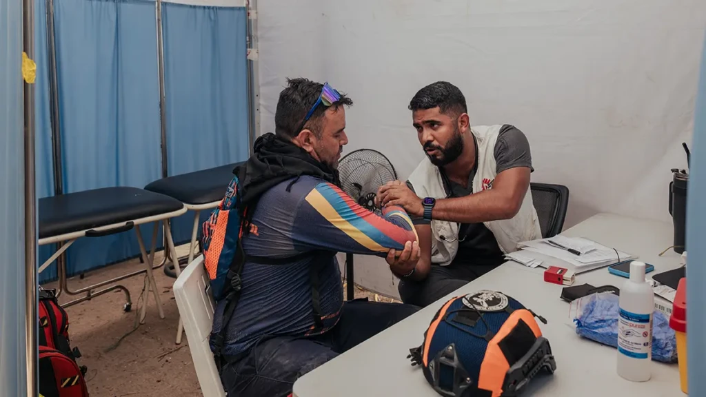 Miembros de Protección Civil de Venezuela reciben atención médica en la clínica móvil de MSF en Playa Grande.