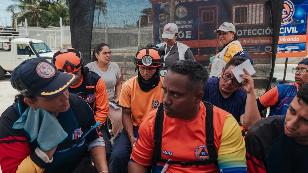 Miembros de Protección Civil de Venezuela hacen fila para recibir atención médica en una clínica móvil de Médicos Sin Fronteras (MSF) en Playa Grande, instalada junto al complejo residencial que colapsó durante los terremotos.